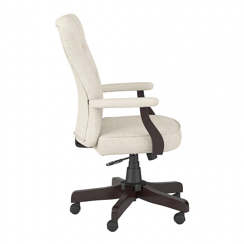 Sillón de oficina con respaldo alto, capitoné y reposabrazos