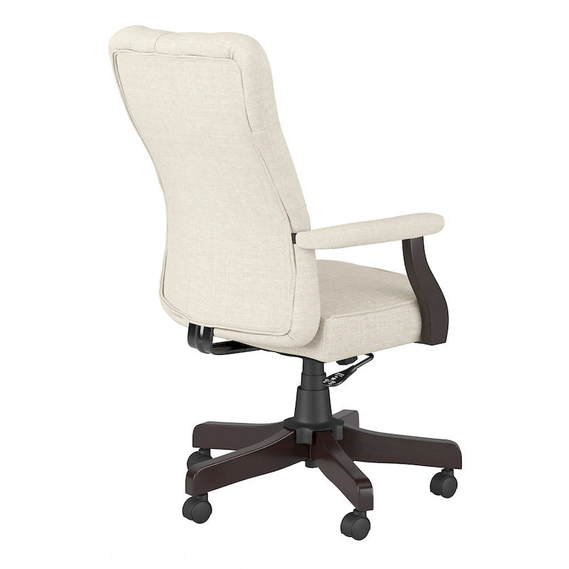 Sillón de oficina con respaldo alto, capitoné y reposabrazos