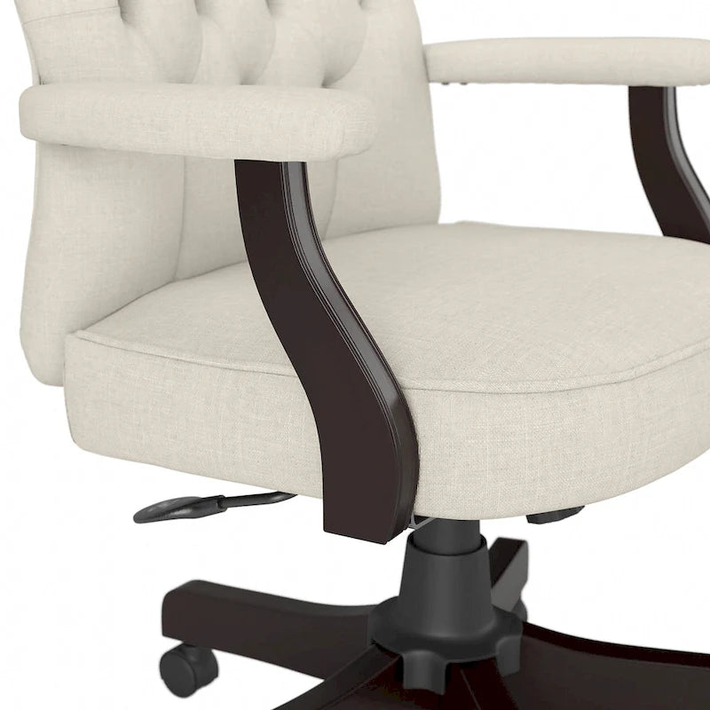 Sillón de oficina con respaldo alto, capitoné y reposabrazos