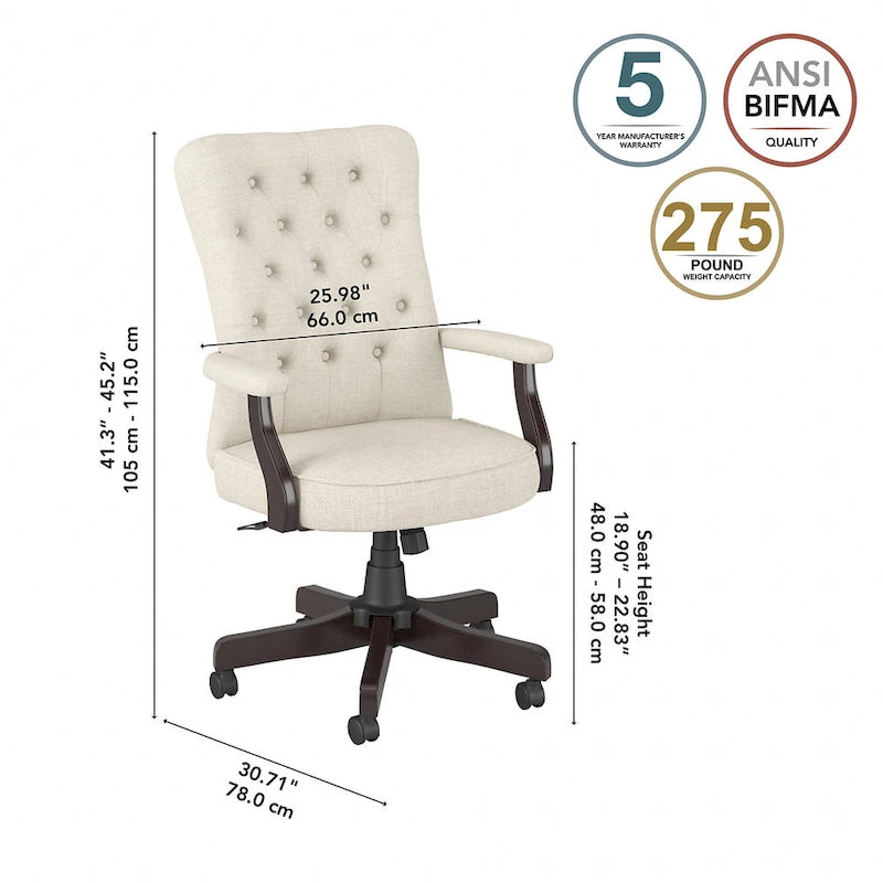 Sillón de oficina con respaldo alto, capitoné y reposabrazos