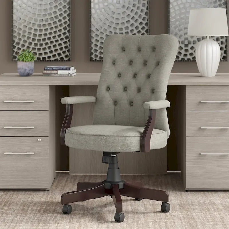 Sillón de oficina con respaldo alto, capitoné y reposabrazos