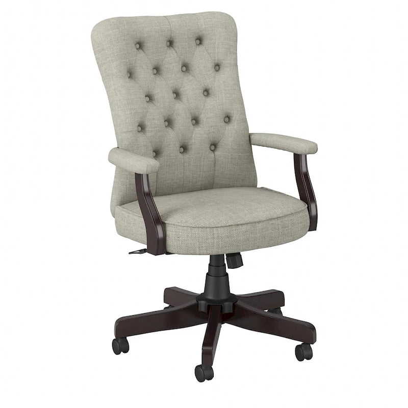 Sillón de oficina con respaldo alto, capitoné y reposabrazos