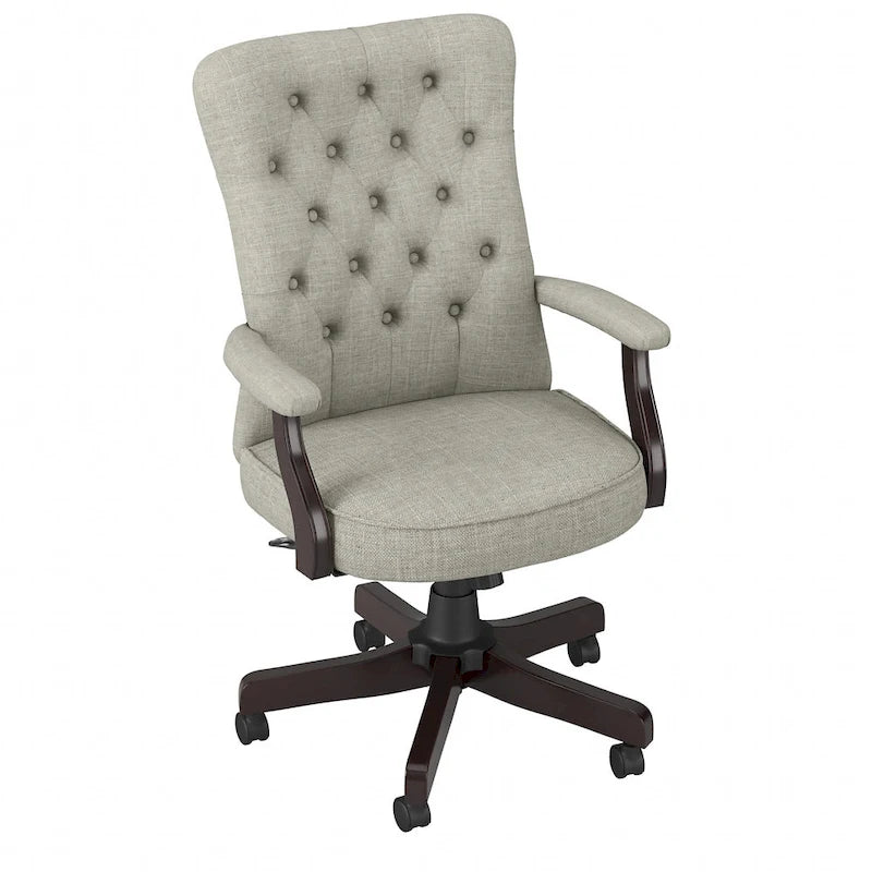 Sillón de oficina con respaldo alto, capitoné y reposabrazos