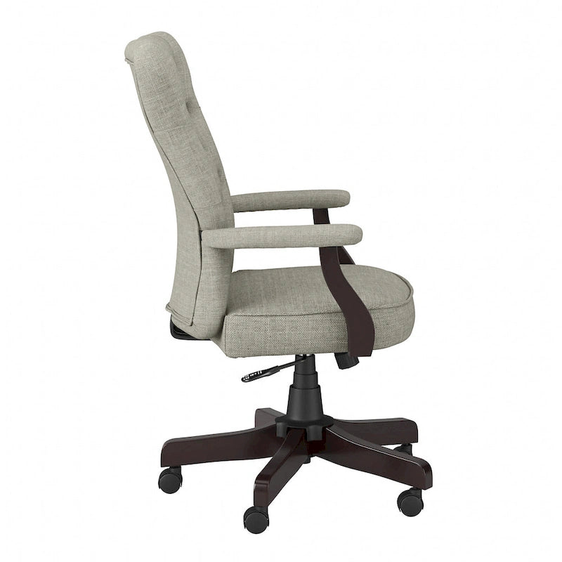 Sillón de oficina con respaldo alto, capitoné y reposabrazos