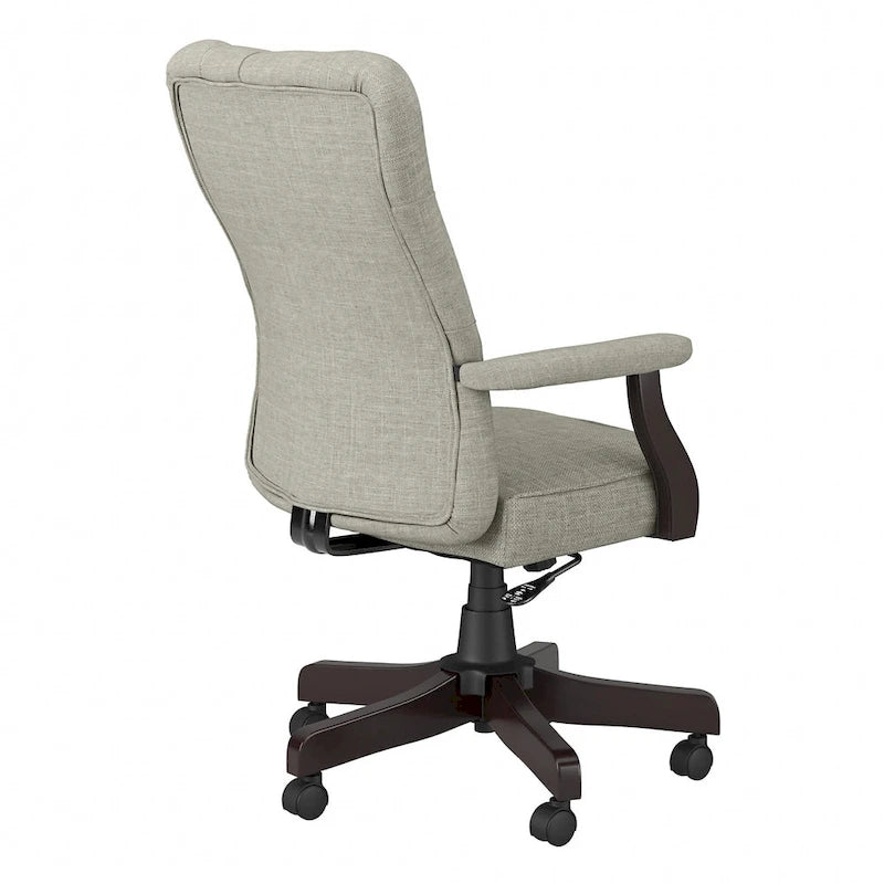 Sillón de oficina con respaldo alto, capitoné y reposabrazos