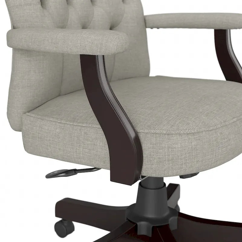 Sillón de oficina con respaldo alto, capitoné y reposabrazos
