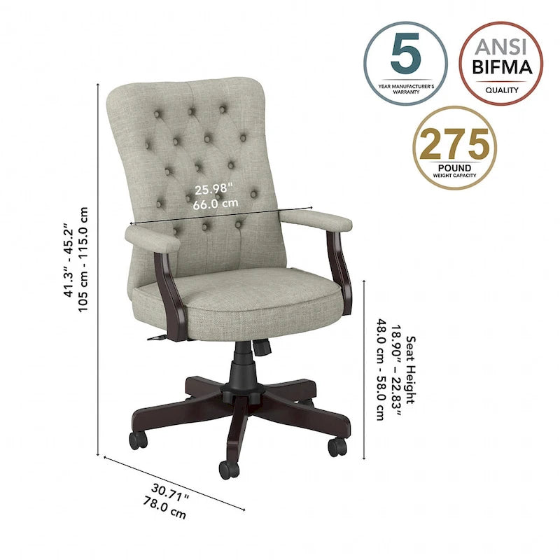 Sillón de oficina con respaldo alto, capitoné y reposabrazos